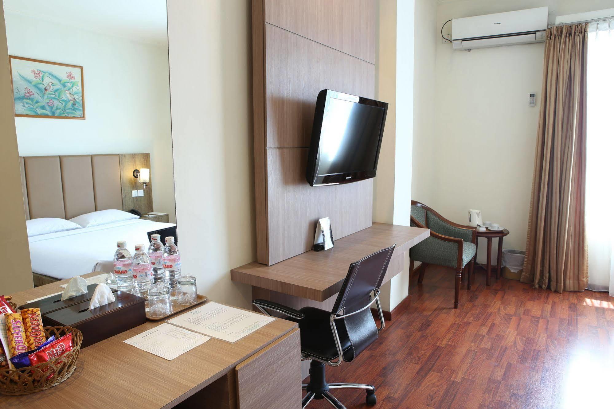 Hotel Anugerah Palembang Buitenkant foto